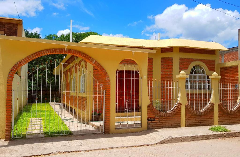 un edificio con una puerta a un lado en Casa Cerca de La Media Luna en Río Verde