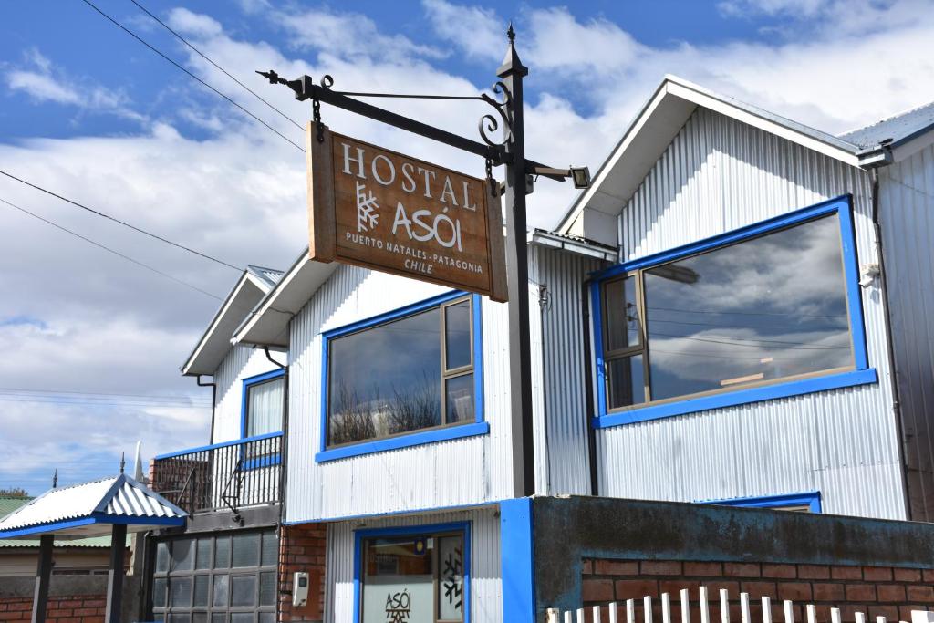 um edifício com um sinal que diz hospital como visto em Asói Hostal em Puerto Natales