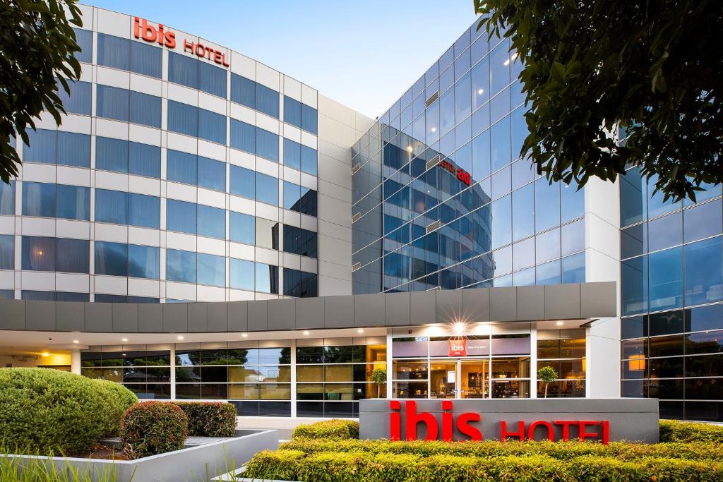 a building with a sign that reads his hotel at ibis Melbourne - Glen Waverley in Glen Waverley