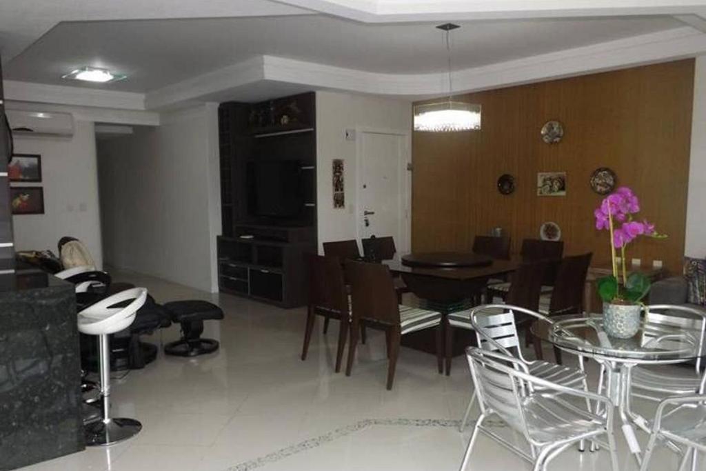  Apartamento 3 suítes próximo a praia