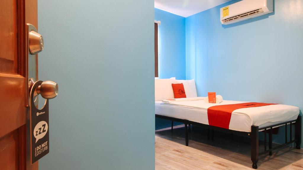 Postel nebo postele na pokoji v ubytování RedDoorz at Hotel Rosemarie
