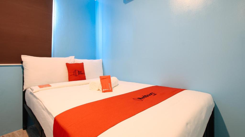 Postel nebo postele na pokoji v ubytování RedDoorz at Hotel Rosemarie