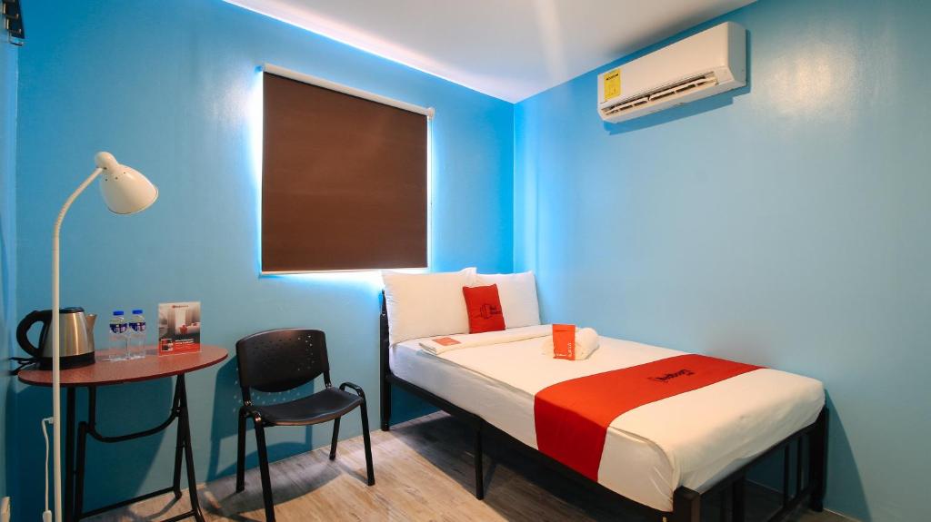 Postel nebo postele na pokoji v ubytování RedDoorz at Hotel Rosemarie