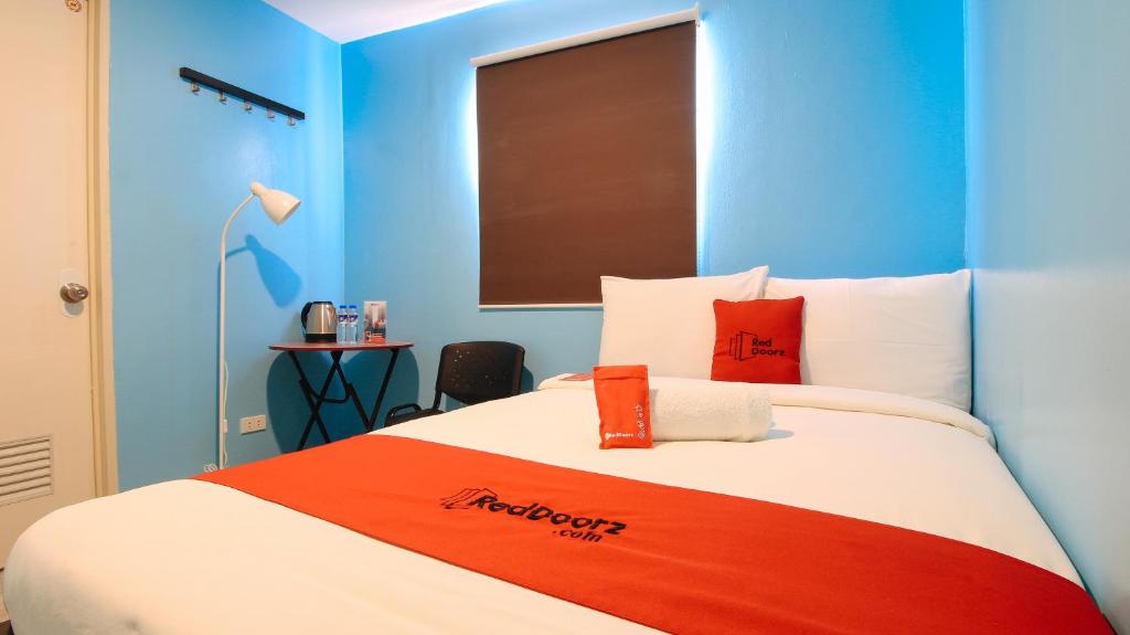 Postel nebo postele na pokoji v ubytování RedDoorz at Hotel Rosemarie