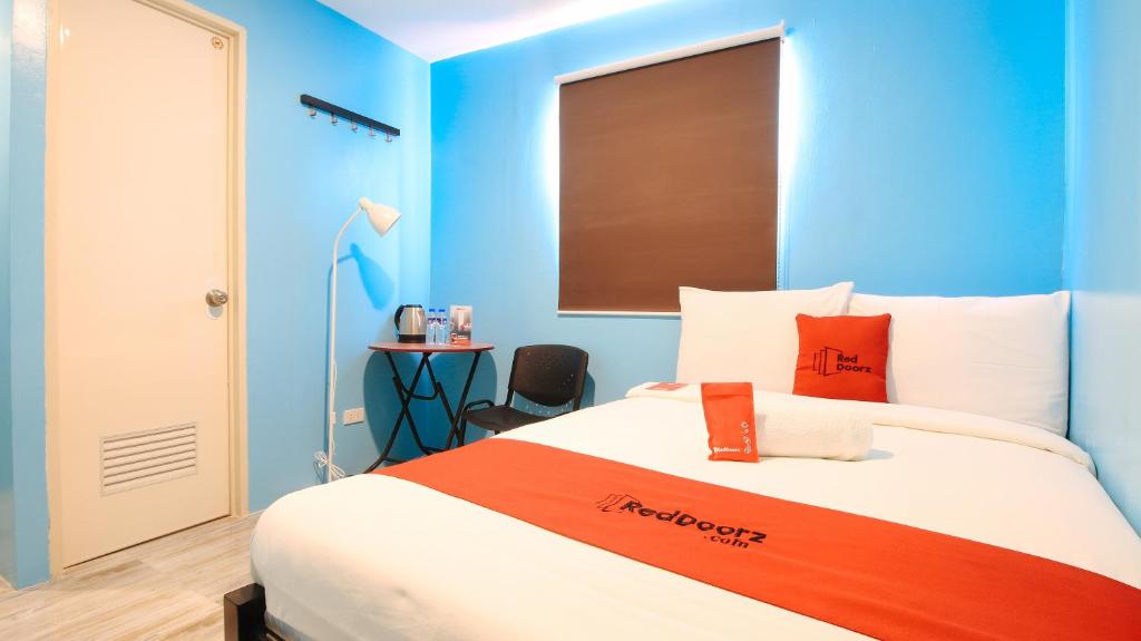 Postel nebo postele na pokoji v ubytování RedDoorz at Hotel Rosemarie