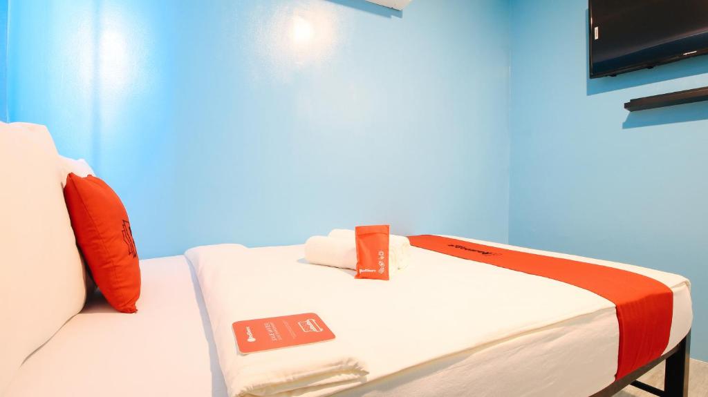 Postel nebo postele na pokoji v ubytování RedDoorz at Hotel Rosemarie