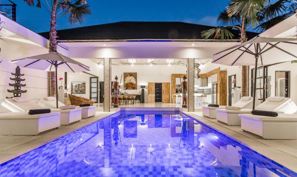 Swimmingpoolen hos eller tæt på Villa Lora