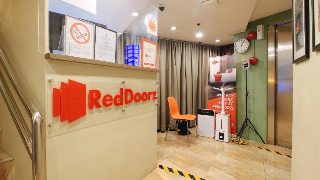 TV a/nebo společenská místnost v ubytování RedDoorz at Hotel Rosemarie