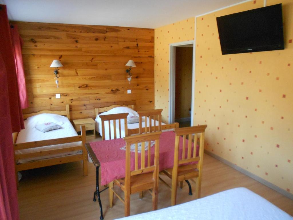 Postel nebo postele na pokoji v ubytování Hôtel L'Orée du Bois
