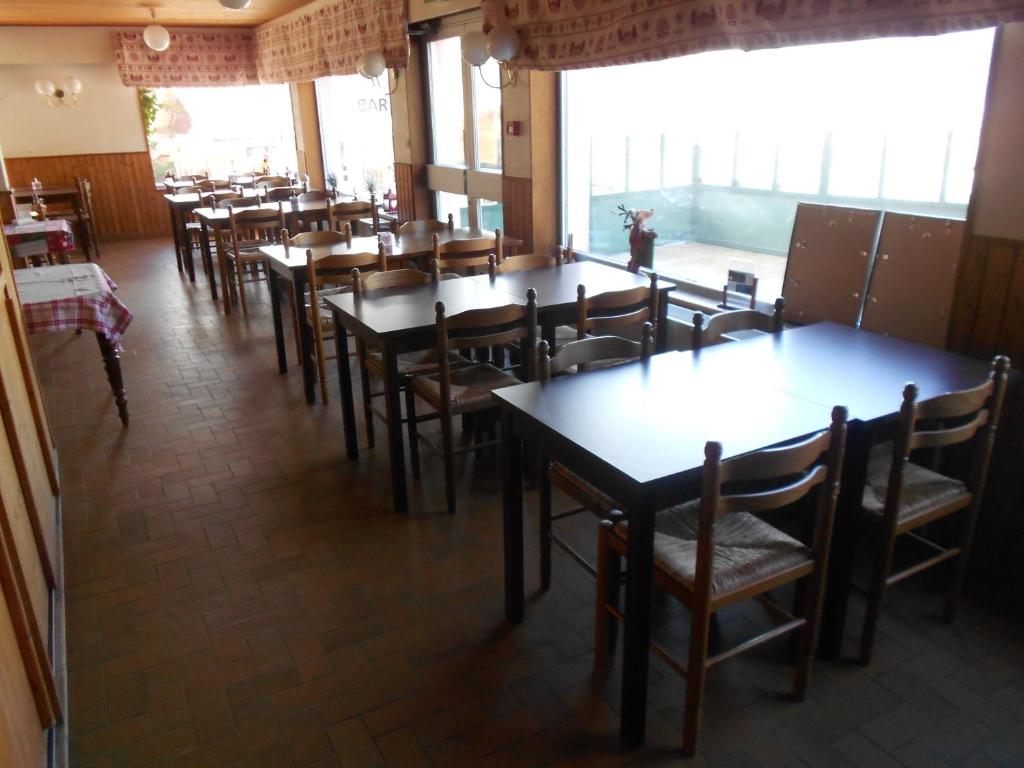 Restaurace v ubytování Hôtel L'Orée du Bois