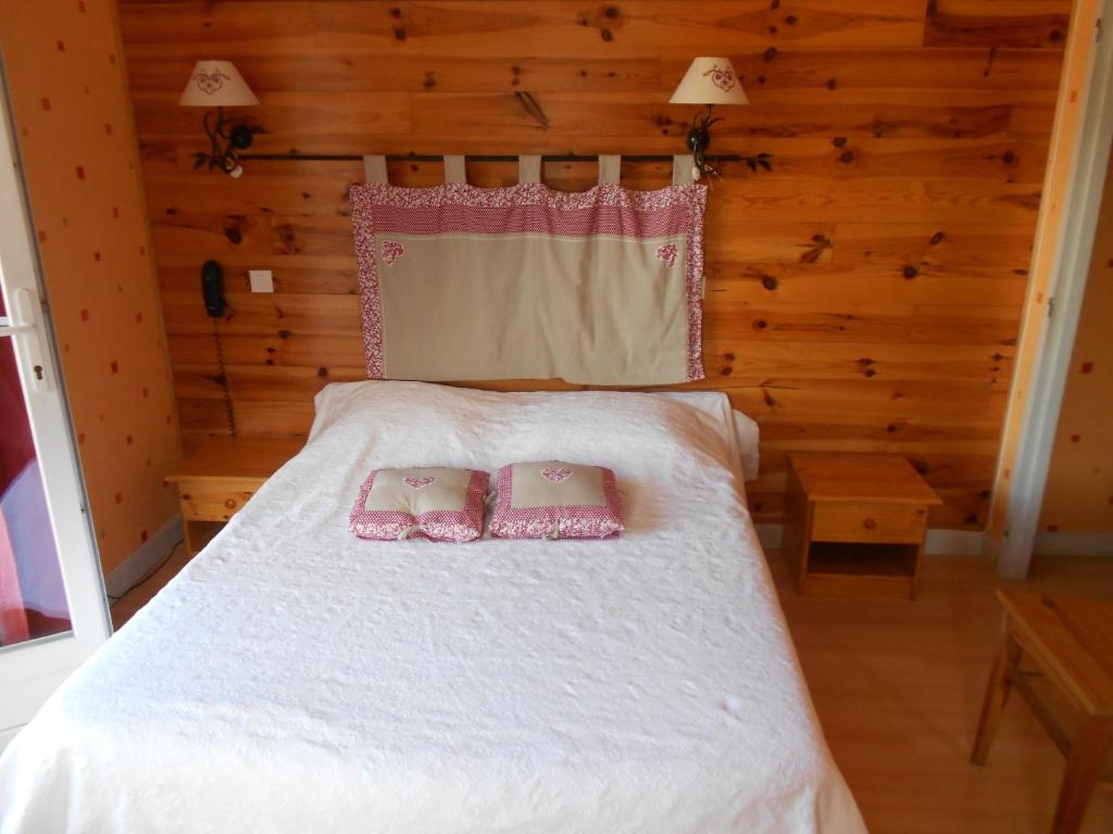 Postel nebo postele na pokoji v ubytování Hôtel L'Orée du Bois