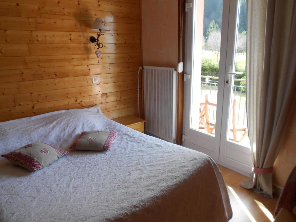 Postel nebo postele na pokoji v ubytování Hôtel L'Orée du Bois