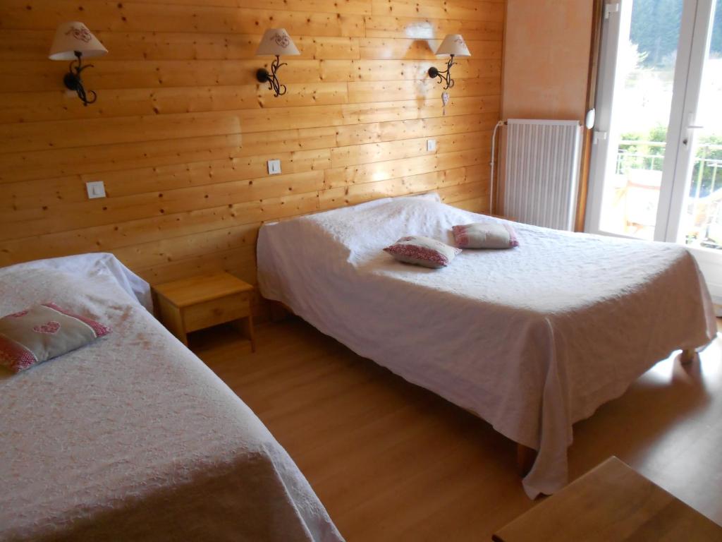 Postel nebo postele na pokoji v ubytování Hôtel L'Orée du Bois
