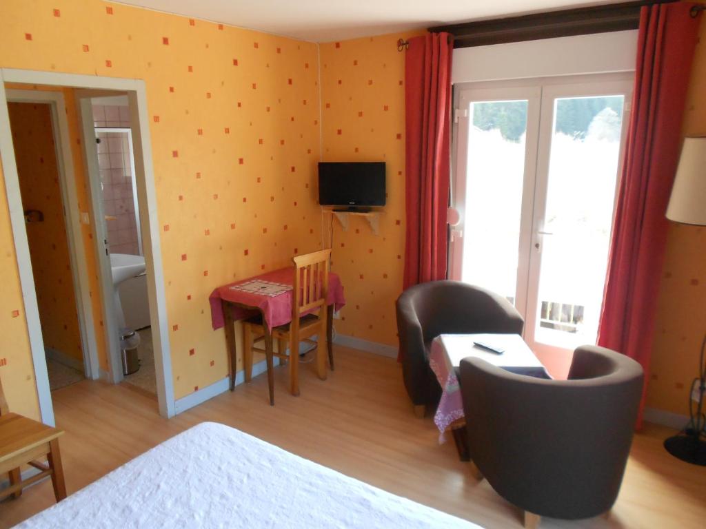 TV a/nebo společenská místnost v ubytování Hôtel L'Orée du Bois