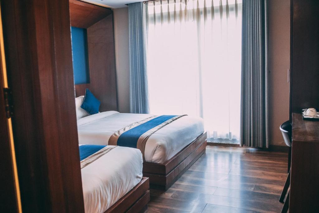 Postel nebo postele na pokoji v ubytování Himalayan Suite Hotel