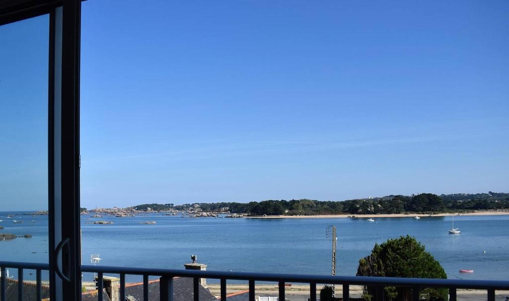 uma vista de um corpo de água com barcos nele em Appartement SUPERBE VUE MER avec terrasse-véranda, WIFI, à TREGASTEL - Réf 90 em Trégastel