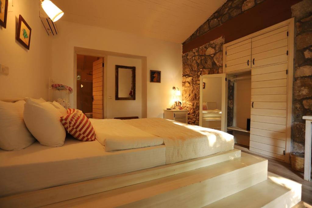 Postel nebo postele na pokoji v ubytování Nautical Hotel