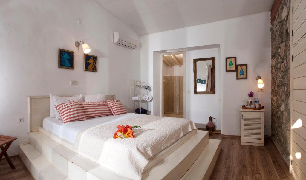 Postel nebo postele na pokoji v ubytování Nautical Hotel