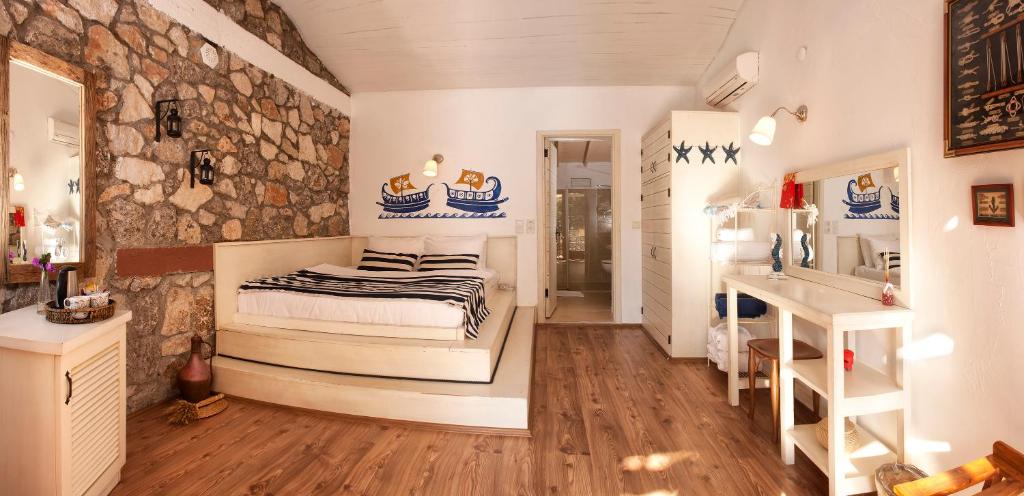 Postel nebo postele na pokoji v ubytování Nautical Hotel