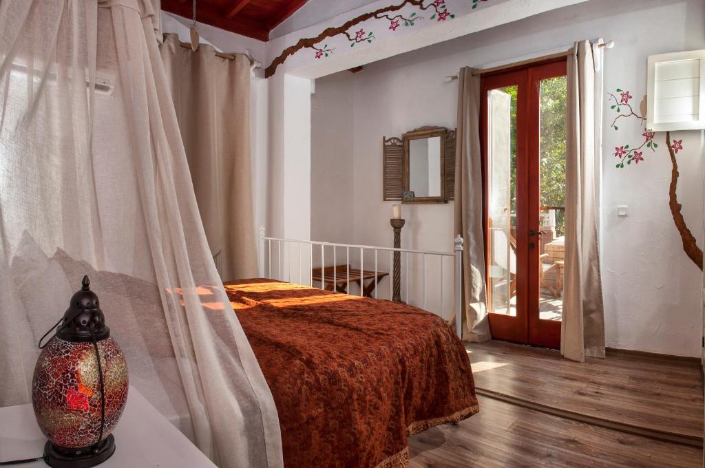 Postel nebo postele na pokoji v ubytování Nautical Hotel