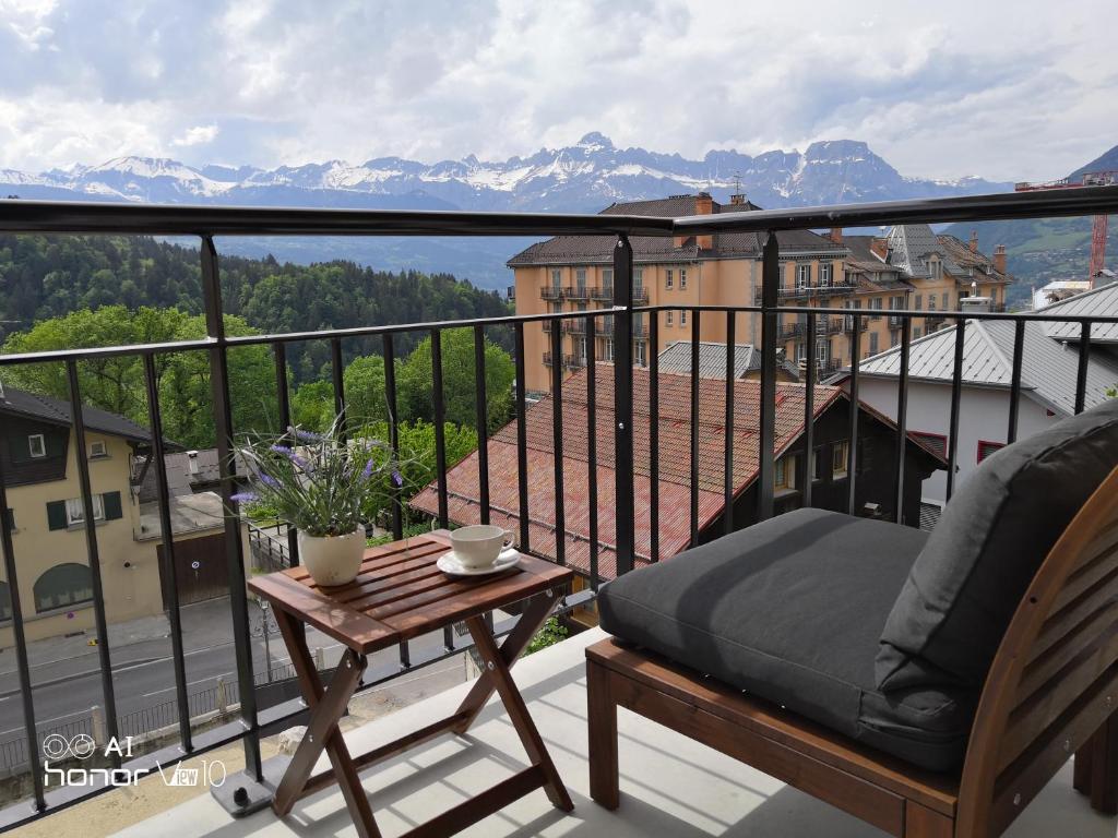 サン・ジェルヴェ・レ・バンにあるLe Balcon des Aravisの山々の景色を望むバルコニー(椅子、テーブル付)