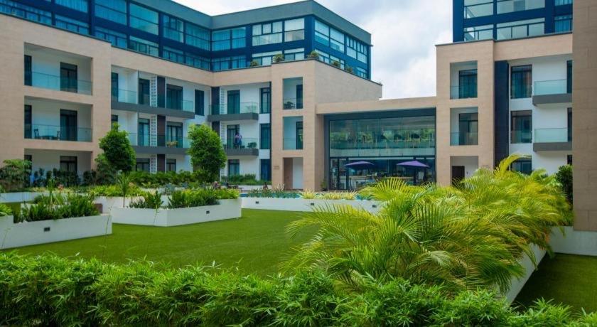 ein großes Gebäude mit Rasen davor in der Unterkunft Embassy Gardens Luxury Apartments in Accra