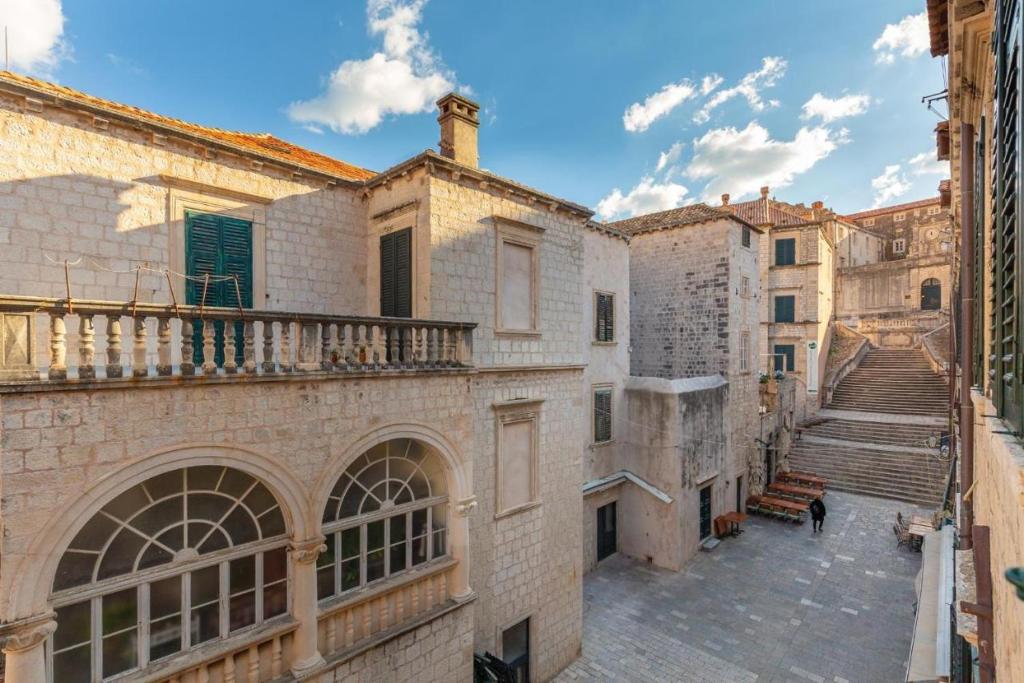 una vista de un callejón en un edificio antiguo en Apartments Placa Dubrovnik, en Dubrovnik