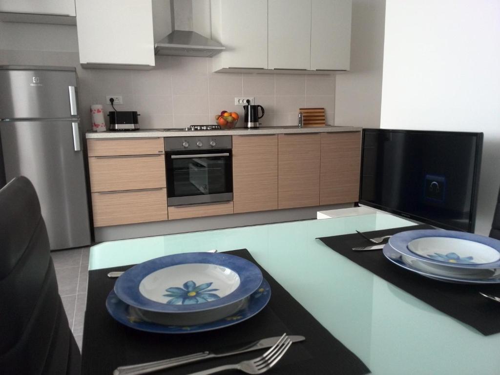 una cucina con due piatti blu su un tavolo di Apartment Prestige a Spalato (Split)