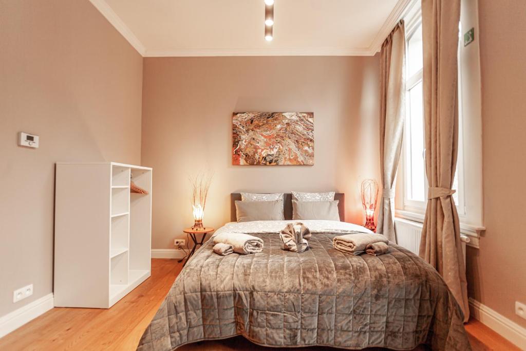 Un pat sau paturi într-o cameră la Luxury Suites Palace