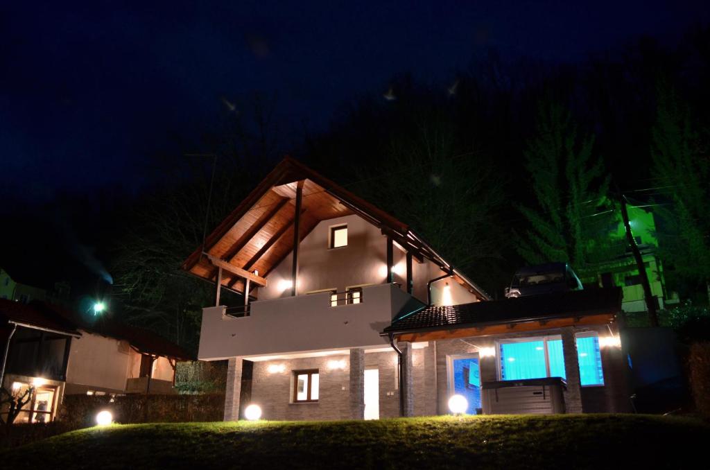 una casa illuminata di notte con luci di Ozalj , Karlovačka Županija ,Cijela kuća za odmor Lucija a Ozalj