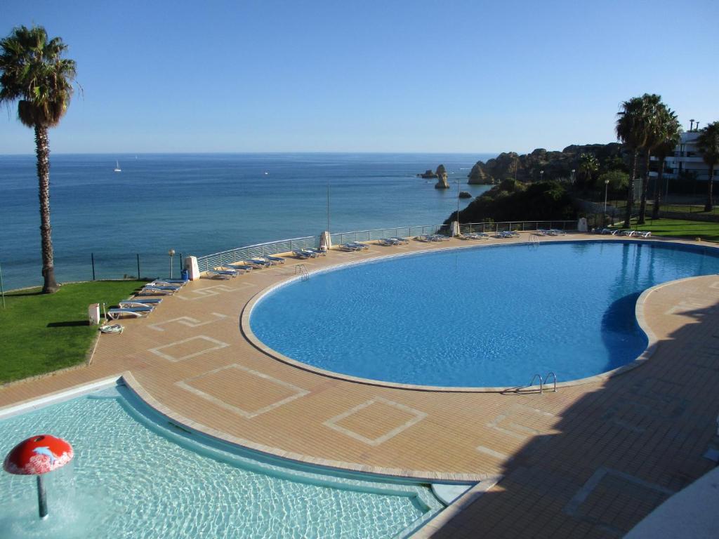 una gran piscina con vistas al océano en Dona Ana Beach - Dream Flat, en Lagos