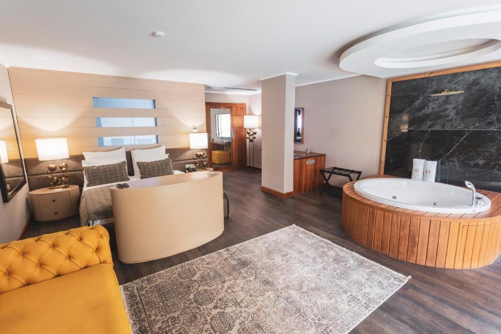 Ένα μπάνιο στο Orka Cove Hotel Penthouse & Suites Adults Only