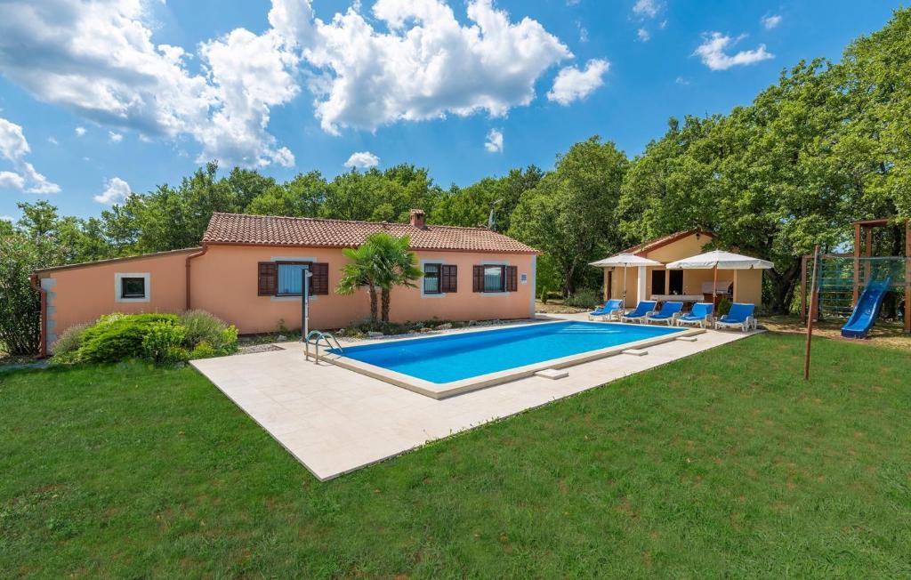 Bazén v ubytování Holiday Home Fragola nebo v jeho okolí