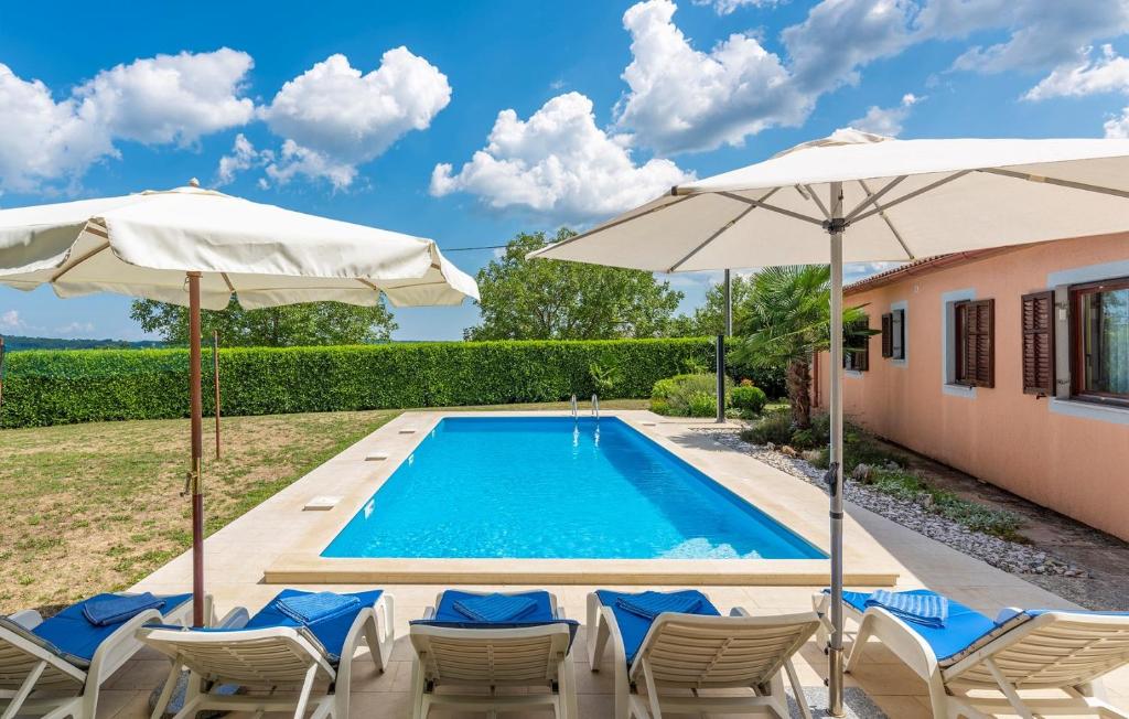 Bazén v ubytování Holiday Home Fragola nebo v jeho okolí