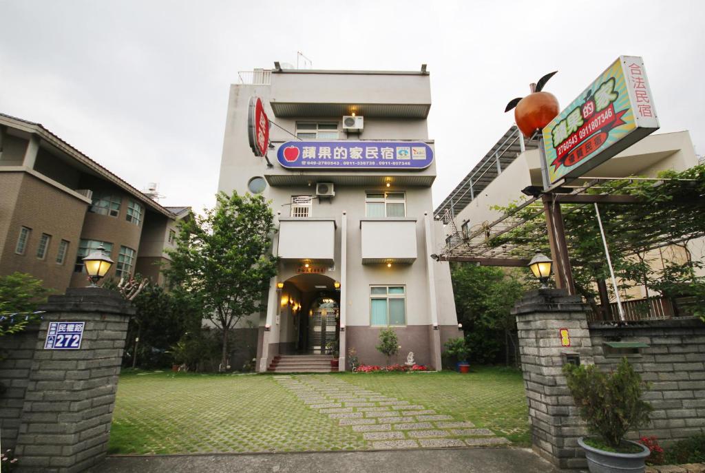 a building with a sign on the front of it at Pingguo De Jia Du Jia Homestay in Jiji