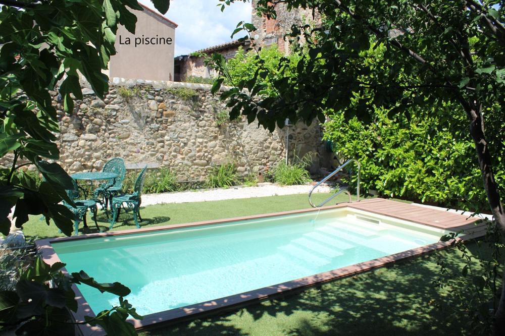 - une piscine dans la cour d'une maison dans l'établissement Maison Prades Chambre d'Hôtes, à Prades