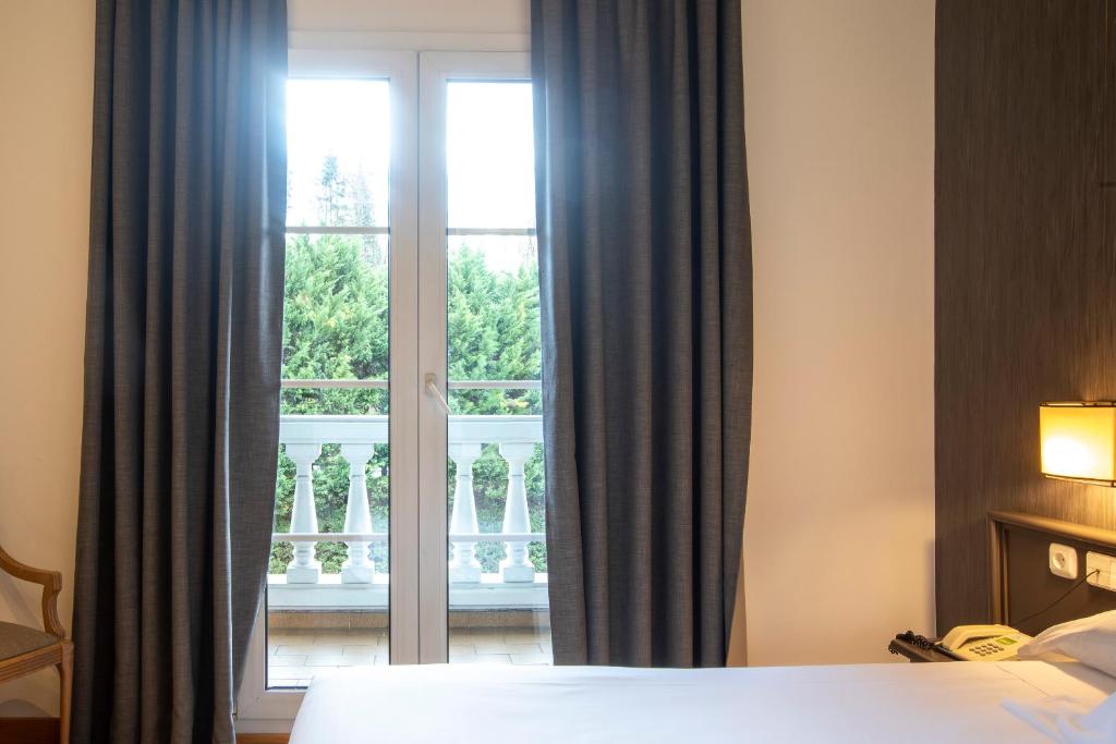 Postel nebo postele na pokoji v ubytování Hotel Urdanibia Park