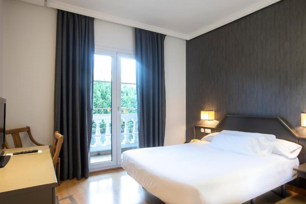 Postel nebo postele na pokoji v ubytování Hotel Urdanibia Park