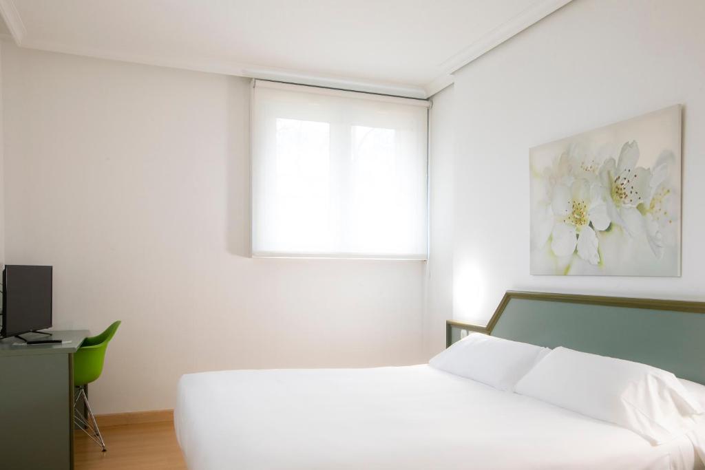 Postel nebo postele na pokoji v ubytování Hotel Urdanibia Park