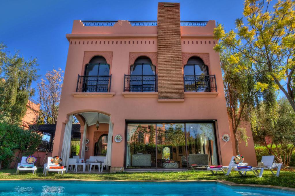 een huis met een zwembad ervoor bij Villa Tilila in Marrakesh