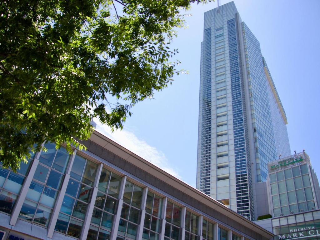 un rascacielos alto frente a un edificio en Shibuya Excel Hotel Tokyu, en Tokio