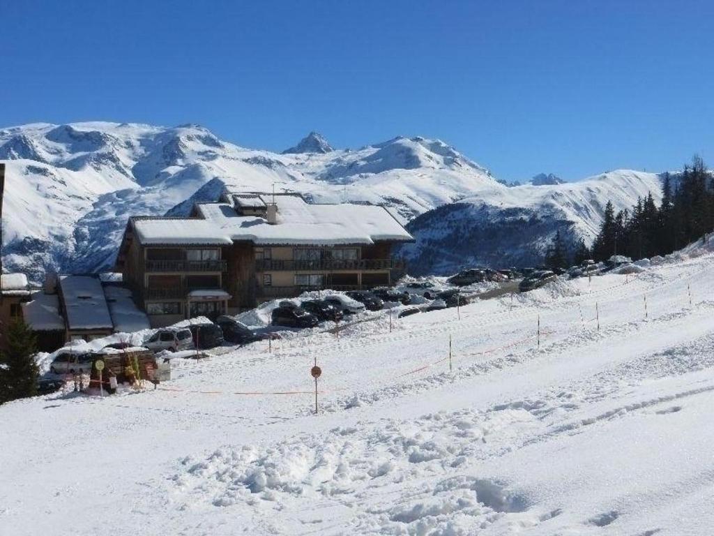 オリにあるStudio pied des pistesの山々を背景にした雪山スキー場