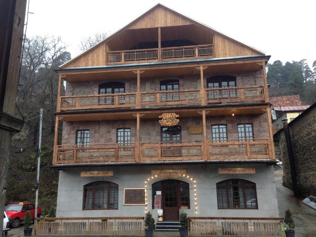 uma grande casa de madeira com uma varanda em Hotel Dilijan Old Center em Dilijan