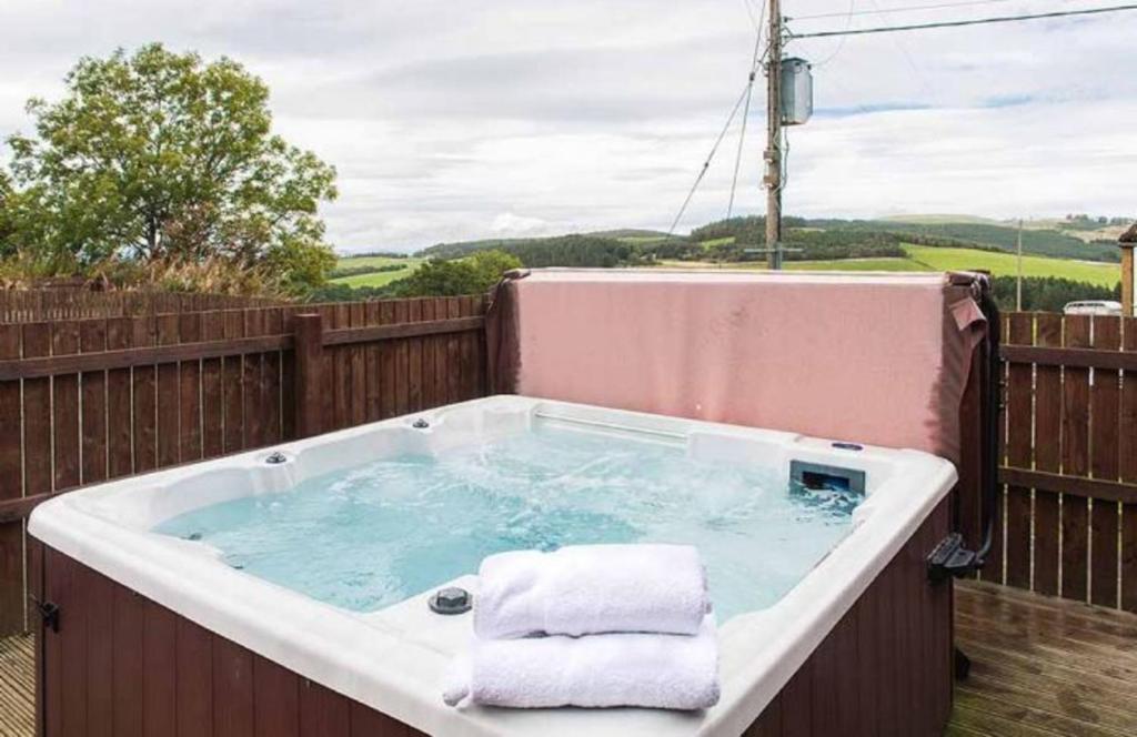 Keepers Lodge with Hot Tub near Perth Perthshire