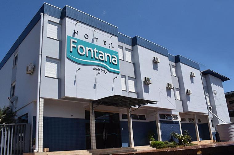 Vorderansicht eines Hotels mit einem Foramina-Schild drauf in der Unterkunft Hotel Fontana in Tapejara