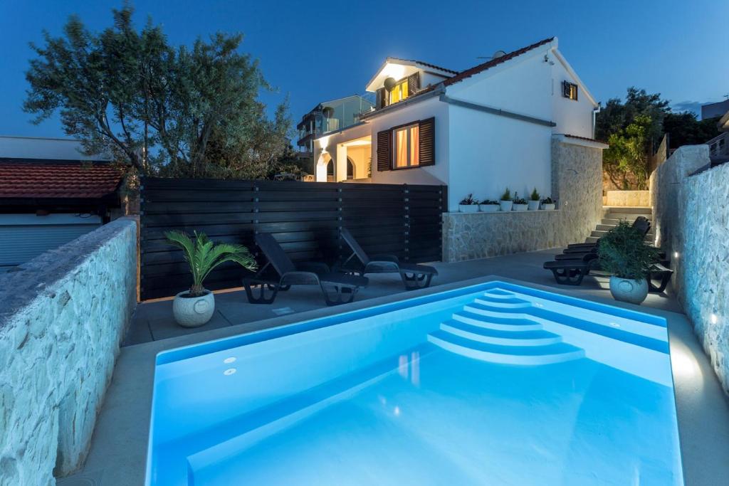 basen przed domem w obiekcie Villa Desire with private pool and sea view w mieście Sevid