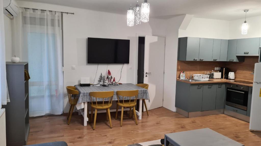 Kuchyňa alebo kuchynka v ubytovaní Pelso apartman