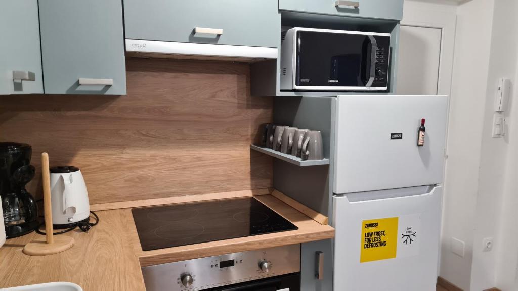 Kuchyňa alebo kuchynka v ubytovaní Pelso apartman