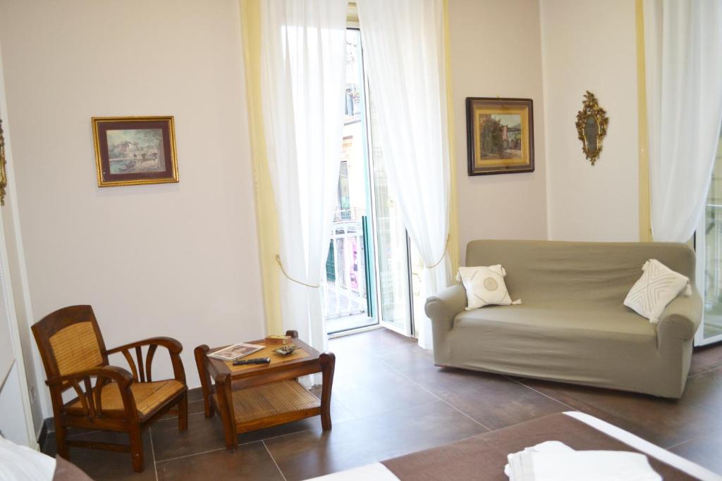 A seating area at questo rinascimento CASA NEWMAN