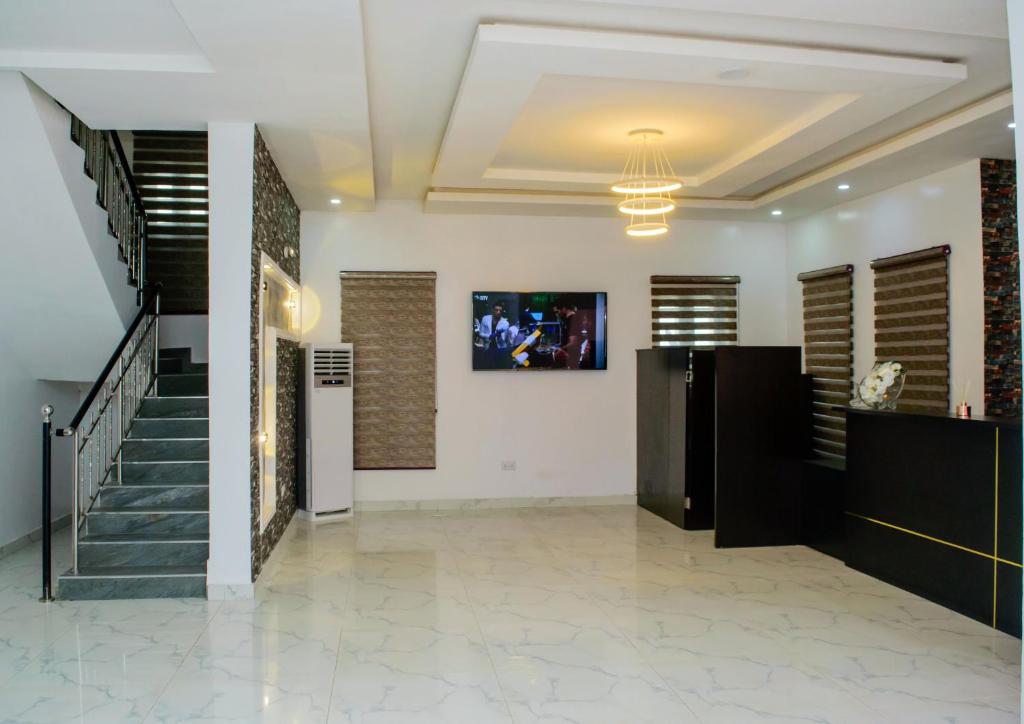 TV a/nebo společenská místnost v ubytování Ocean Park Hotel,Lekki phase 1